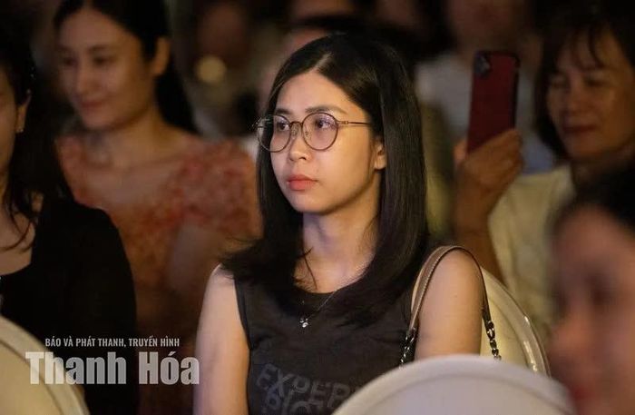 Thương nhớ hiện lên nơi ánh mắt khi ca từ dường như đang kể câu chuyện của mình.