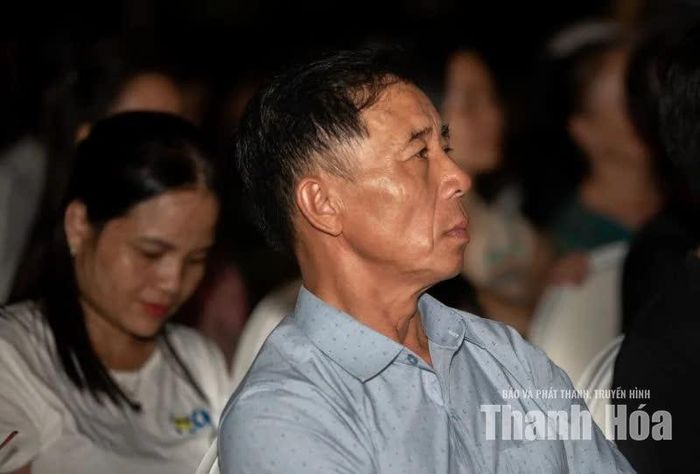 Nét mặt trầm ngâm của người đi qua năm tháng, như đang lặng lẽ tìm lại ký ức cũ giữa những thanh âm dịu dàng.