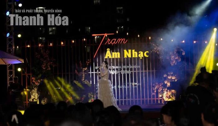 Sân khấu bên hồ sáng đèn đón người nghe tìm về với góc ký ức của riêng mình. Cùng chìm đắm trong không gian âm nhạc, mỗi người mang theo một câu chuyện, một miền thương nhớ riêng.