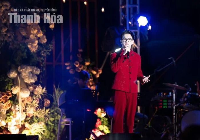 Ca sĩ Đoàn Ngọc Linh mang đến góc nhìn tha thiết của tuổi trẻ: yêu hết lòng dẫu biết trước những chơi vơi.