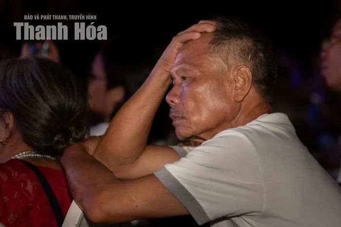 Câu chuyện trên sân khấu phải chăng gợi nhắc khoảng ký ức từng khiến lòng thắt lại mỗi khi nhớ về.