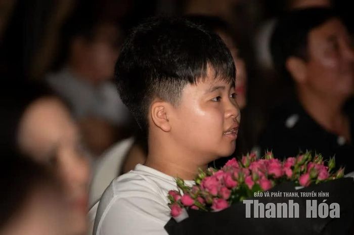 Và sự háo hức, trong trẻo của khán giả nhỏ tuổi, ôm bó hoa trên tay kiên nhẫn đợi gửi tặng người nghệ sĩ.