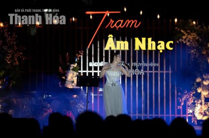Ca khúc mở màn, đánh thức những rung động dịu dàng.