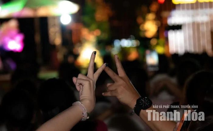 Đi qua những bản tình ca nhiều nỗi niềm, được ngồi lại bên nhau chính là hạnh phúc trọn vẹn.