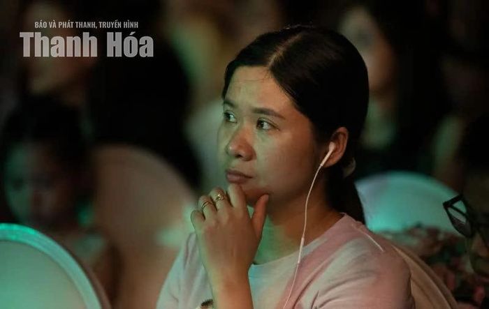 Phút lặng đi khi nghe một câu hát quen, thả trôi dòng suy nghĩ theo từng nốt nhạc.