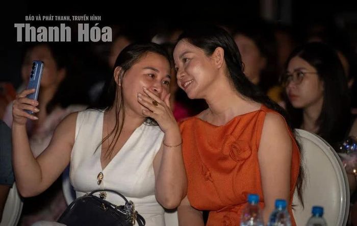 Khán giả lưu giữ lại câu hát, như muốn cất riêng cho mình một mảnh thương nhớ vừa kịp chạm tới