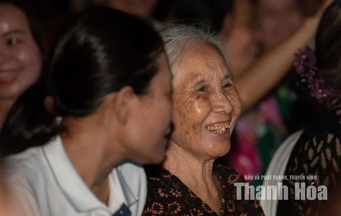 Thương nhớ trong đêm nhạc còn là niềm vui ấm áp của hiện tại. Giữa dòng hoài niệm của những bản tình ca, người ta nhận ra rằng sau bao thăng trầm của đời người, sự an vui bên cạnh người thân là điều bình yên và trọn vẹn nhất