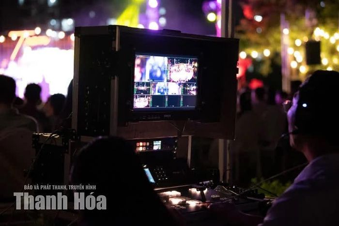 Phía sau những nốt nhạc thăng hoa là sự thầm lặng của ê-kíp kỹ thuật, đưa hình ảnh và thanh âm bên hồ vượt qua khoảng cách không gian để đến với khán giả theo dõi trực tiếp.