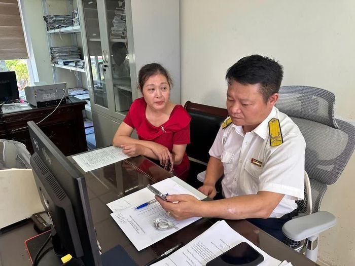 Cán bộ Thuế cơ sở 1 hướng dẫn chị Nguyễn Tuyết Mai thực hiện các thủ tục cần thiết để cập nhật, điều chỉnh thông tin về mảnh đất đã chuyển nhượng từ năm 2023.