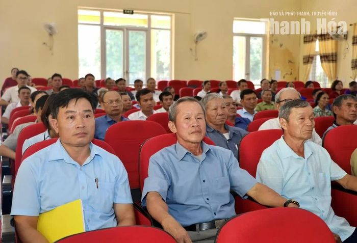 Cử tri phường Tân Dân tham dự hội nghị.