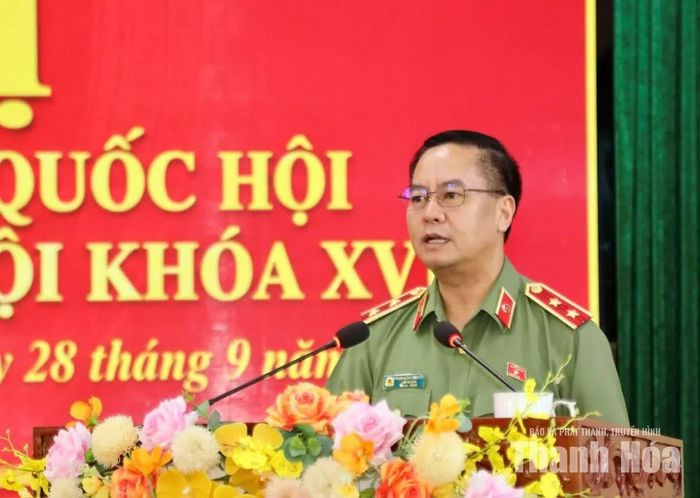 Trung tướng Phạm Công Nguyên thay mặt Đoàn ĐBQH tỉnh tiếp thu, giải trình.