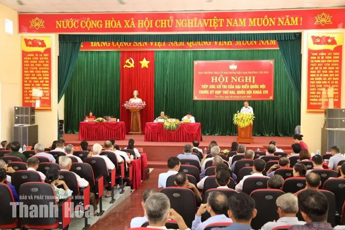 Quang cảnh hội nghị tiếp xúc cử tri tại phường Tân Dân.