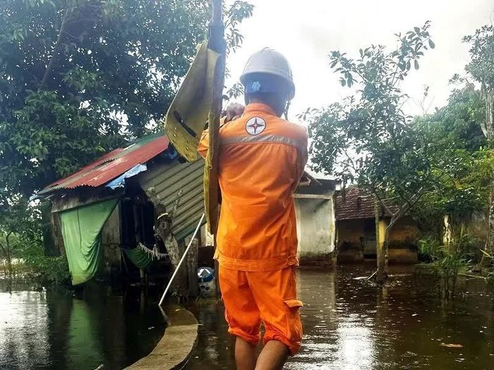 Nhân viên Điện lực Triệu Sơn kiểm tra an toàn điện tại các khu vực còn ngập úng.