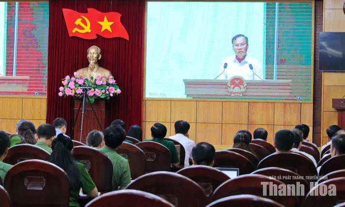 Đại diện Bộ Công an trình bày báo cáo tại phiên họp.