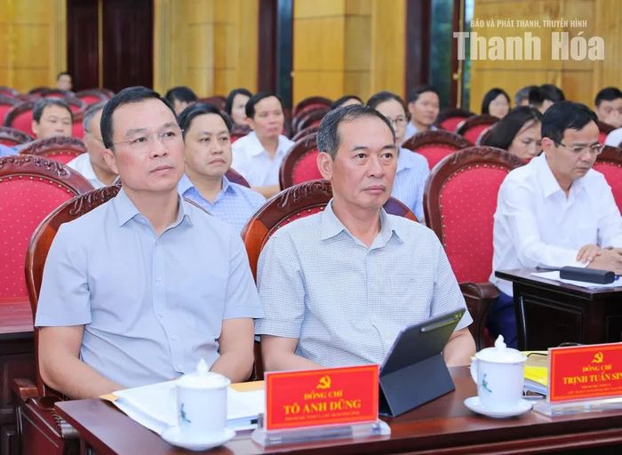 Chủ tịch UBND tỉnh Tô Anh Dũng và Phó Bí thư Tỉnh ủy Trịnh Tuấn Sinh dự phiên họp tại điểm cầu Tỉnh ủy Thanh Hóa.