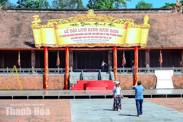 Bà Bùi Ánh Tuyết, Phó Giám đốc Ban Quản lý di sản Thành Nhà Hồ và các di tích trọng điểm tỉnh Thanh Hóa cho biết: “Với sự chuẩn bị đồng bộ từ nội dung chương trình, không gian lễ hội, công tác tuyên truyền đến an ninh trật tự, giao thông, y tế, môi trường và các điều kiện phục vụ du khách, Lễ hội Lam Kinh năm 2026 đang được triển khai theo hướng trang trọng, an toàn, tiết kiệm và hiệu quả. Tất cả hướng tới một mùa lễ hội vừa thành kính, trang nghiêm, vừa giàu bản sắc văn hóa, để Lam Kinh tiếp tục trở thành điểm đến gắn với lịch sử, di sản và hành trình khám phá văn hóa xứ Thanh”.