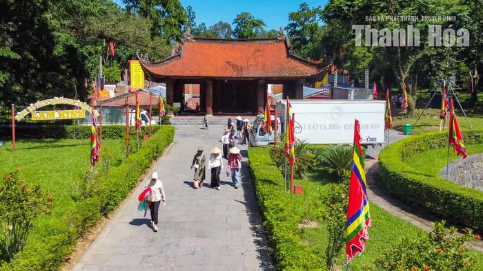 Công tác vệ sinh môi trường, phòng cháy, chữa cháy rừng và hướng dẫn, thuyết minh tại di tích được chuẩn bị chu đáo, bảo đảm phục vụ du khách trong suốt thời gian diễn ra lễ hội.