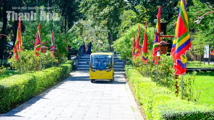 Hệ thống xe điện được kiểm định an toàn kỹ thuật, sẵn sàng phục vụ nhu cầu di chuyển của du khách.