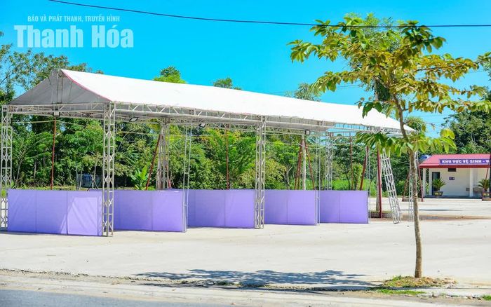 Tại khu vực lối đi từ cổng khu di tích vào chân cầu Bạch sẽ diễn ra “Phiên chợ vùng cao”, kết hợp trưng bày, giới thiệu và bán các sản phẩm OCOP của xã Lam Sơn và các xã khu vực miền núi tỉnh Thanh Hóa trong những ngày lễ hội.