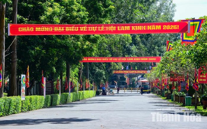 Hệ thống biển quảng cáo, băng-rôn, cờ hội, lồng cờ, panô được triển khai trên các tuyến giao thông và khu vực liên quan, trong đó tập trung tại phường Hạc Thành, xã Lam Sơn, xã Kiên Thọ, xã Thọ Xuân.