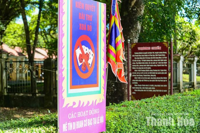 Hệ thống bảng quy định, biển chỉ dẫn, loa tuyên truyền tại khu di tích được chỉnh trang nhằm hướng dẫn người dân thực hiện nếp sống văn hóa, văn minh khi tham gia lễ hội.