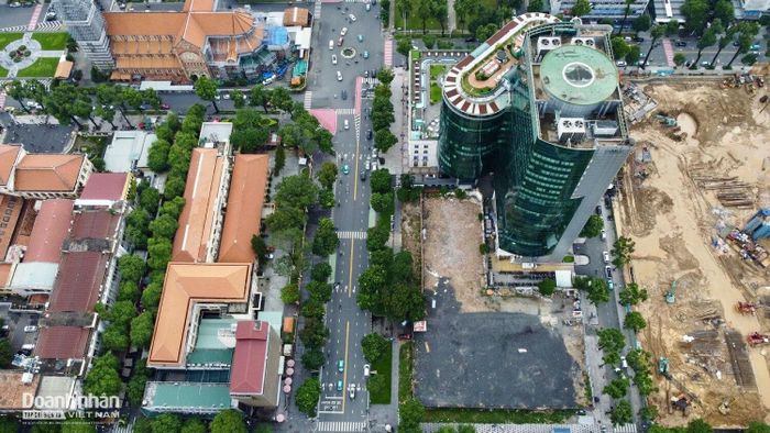Như vậy, sau nhiều năm được kỳ vọng phát triển thành một tổ hợp khách sạn 5 sao tại vị trí trung tâm, khu đất 8-12 Lê Duẩn hiện vẫn chưa có công trình mới.