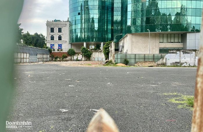 Theo ghi nhận, khu đất hiện vẫn được quây tôn kín phía ngoài. Phía bên trong khu đất đã trải thảm nhựa, nhưng chưa có công trình mới.