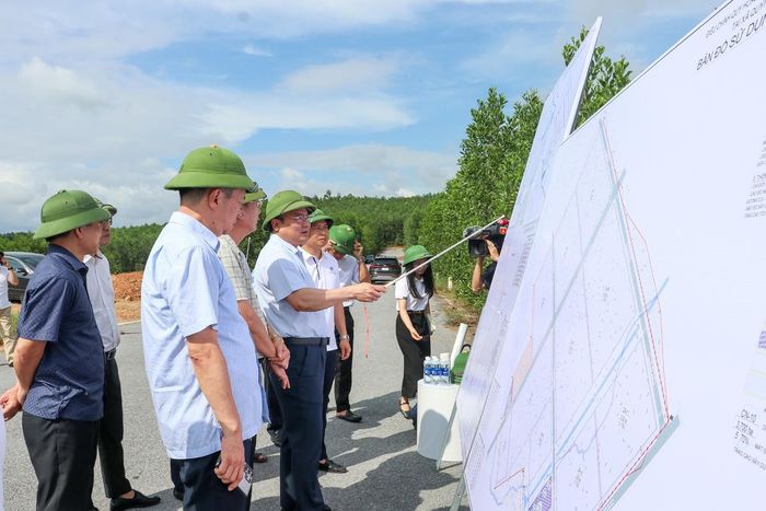 Phó Chủ tịch UBND tỉnh Nghệ An Phùng Thành Vinh kiểm tra tại cụm công nghiệp Quỳnh Châu. Ảnh: PT