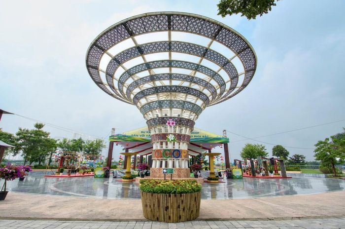 Hội chợ OCOP nổi bật giữa quảng trường Công viên Thiên Văn học