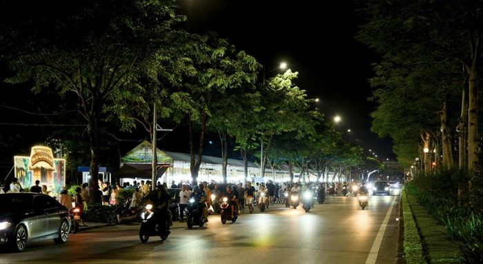 Đông đảo cư dân Dương Nội và các khu vực lân cận tới tham quan, mua sắm đặc sản vùng cao