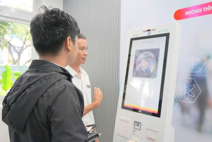 Người dân có thể tự đăng ký khám bệnh và thanh toán viện phí nhanh chóng, dễ dàng qua kiosh y tế thông minh. Ảnh: Bệnh viện Đà Nẵng