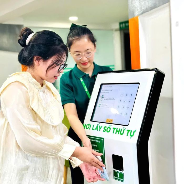 Dư địa lớn để rút ngắn hành trình khám, chữa bệnh nằm ở việc giảm thời gian chờ  tại bệnh viện. Ảnh: Bệnh viện Mắt Sài Gòn
