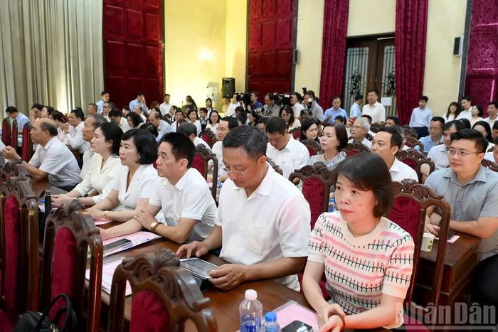 Các cử tri tham dự Hội nghị Đại biểu Quốc hội tiếp xúc cử tri trước Kỳ họp thứ hai, Quốc hội khóa XVI. Ảnh: Nhân Dân