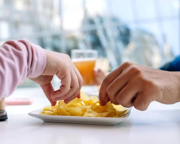 Natri, thành phần chính của muối ăn, được xác định là yếu tố nguy cơ dinh dưỡng gây tử vong nhiều nhất trên thế giới. Ảnh: The Guardian