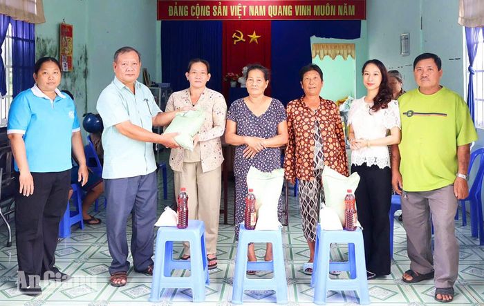 Đại diện Chi bộ ấp Mỹ Trung trao quà cho hộ dân có hoàn cảnh khó khăn trên địa bàn.