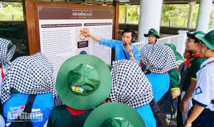 Anh Trần Thiện Khá thuyết minh về di tích Gò Giồng Cát tại Khu Di tích quốc gia đặc biệt Óc Eo - Ba Thê.