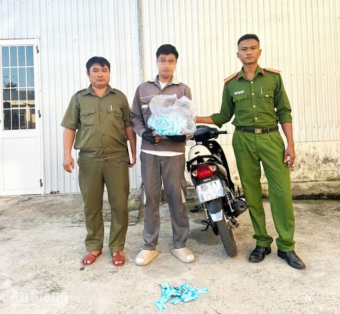 Lực lượng chức năng tạm giữ một đối tượng rải tờ rơi quảng cáo cho vay.