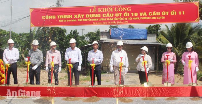 Đại biểu thực hiện nghi thức khởi công xây dựng cầu Út Ổi 10 tại ấp Kinh Đào và cầu Út Ổi 11 tại ấp Đông An.
