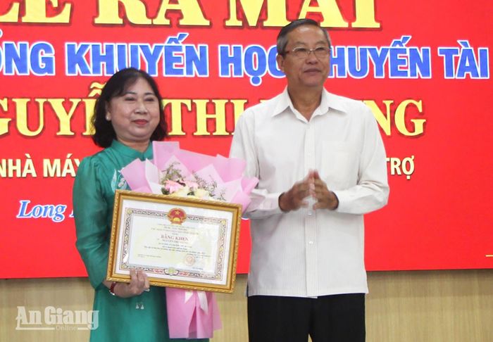 Nguyên Phó Bí thư Thường trực Tỉnh ủy, nguyên Chủ tịch HĐND tỉnh An Giang Lê Văn Nưng trao bằng khen của UBND tỉnh cho bà Nguyễn Thị Nhung.