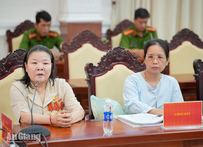 Bà Nguyễn Thị Hiền, ngụ xã Mỹ Thuận phát biểu tại buổi tiếp công dân. 