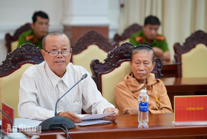 Ông Nguyễn Minh Đạt, ngụ xã Long Kiến phát biểu tại buổi tiếp công dân.