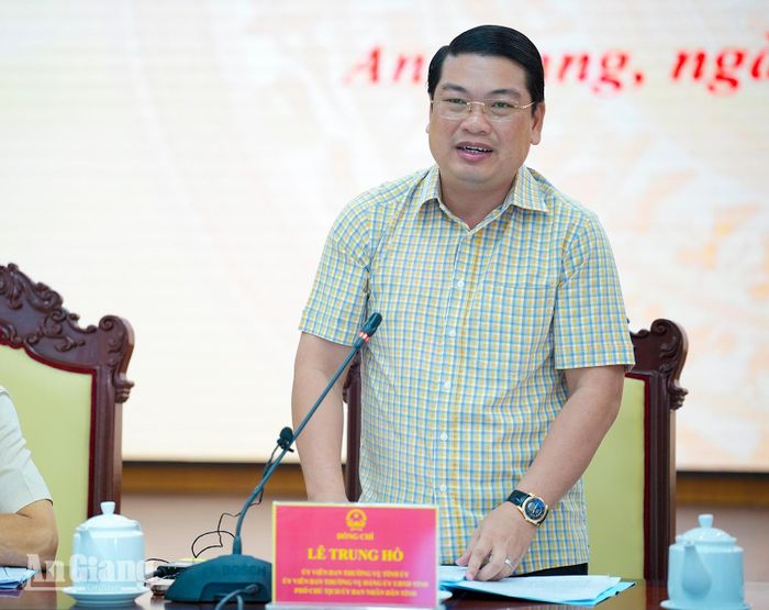 Ủy viên Ban Thường vụ Tỉnh ủy, Phó Chủ tịch UBND tỉnh An Giang Lê Trung Hồ phát biểu tại buổi tiếp công dân. 