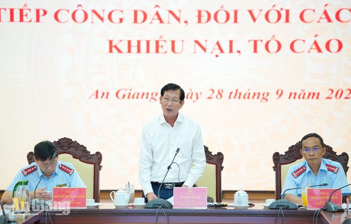 Phó Chủ tịch UBND tỉnh An Giang Lê Văn Phước phát biểu tại buổi tiếp công dân.