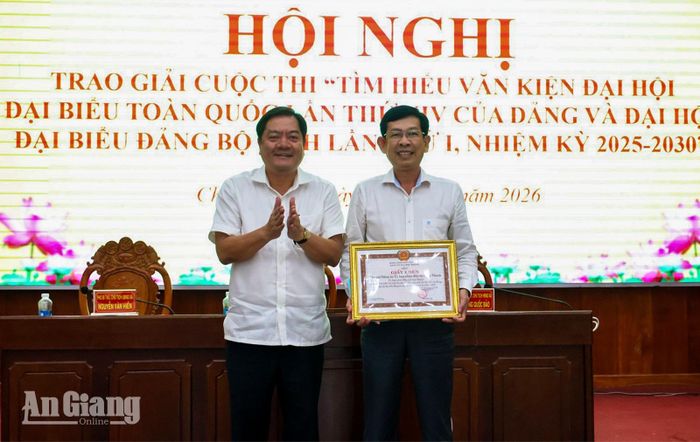 Bí thư Đảng ủy xã Lâm Minh Công tặng giấy khen cho tập thể đạt giải Cuộc thi “Tìm hiểu Văn kiện Đại hội đại biểu toàn quốc lần thứ XIV của Đảng và Đại hội đại biểu Đảng bộ tỉnh lần thứ I, nhiệm kỳ 2025 - 2030”.