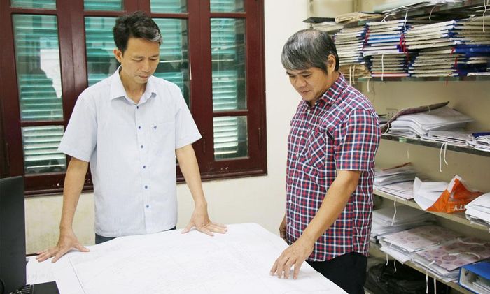  Cán bộ Phòng Kinh tế, Hạ tầng và Đô thị phường Từ Sơn trao đổi, rà soát trích lục bản đồ địa chính phục vụ công tác giải phóng mặt bằng Dự án đường kết nối sân bay Gia Bình. 