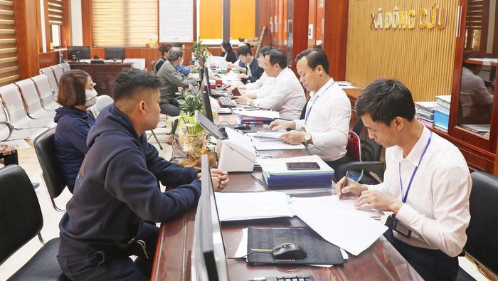  Cán bộ Trung tâm Phục vụ hành chính công xã Đông Cứu giải quyết thủ tục hành chính cho người dân. 