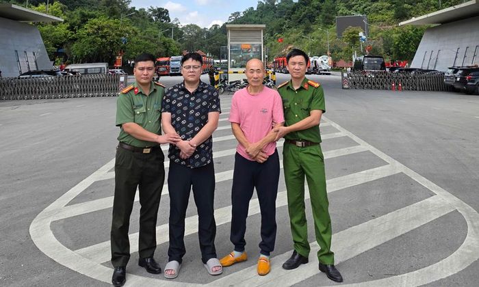 Công an thành phố Bắc Ninh di chuyển hai đối tượng Huang Gensheng và Li Fang Han để bàn giao cho phía Trung Quốc.