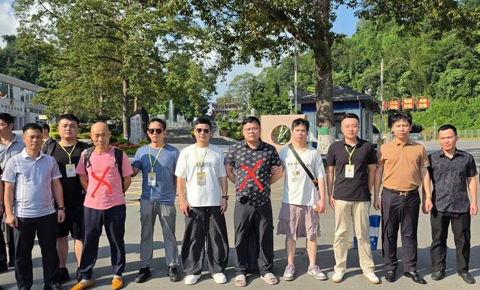 Cán bộ lực lượng chức năng hai nước giao- nhận 2 đối tượng truy nã (đánh dấu nhân).