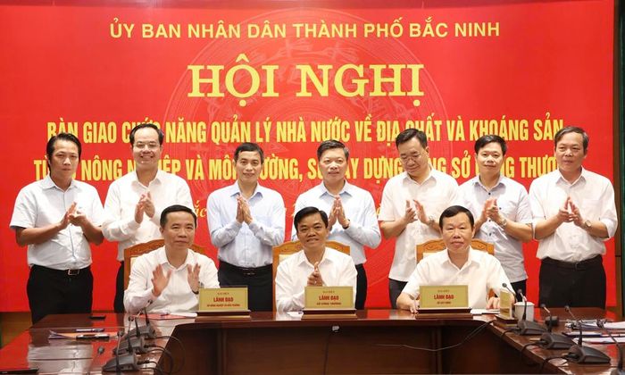 Đồng chí Đào Quang Khải chứng kiến đại diện lãnh đạo các Sở: Nông nghiệp và Môi trường, Công Thương, Xây dựng ký biên bản bàn giao.