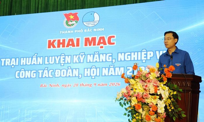 Đồng chí Hà Thái Sơn, Phó Bí thư Thành đoàn, Chủ tịch Hội Liên hiệp Thanh niên thành phố Bắc Ninh phát biểu khai mạc Trại huấn luyện.